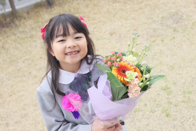 卒園記念品を渡すときの様子