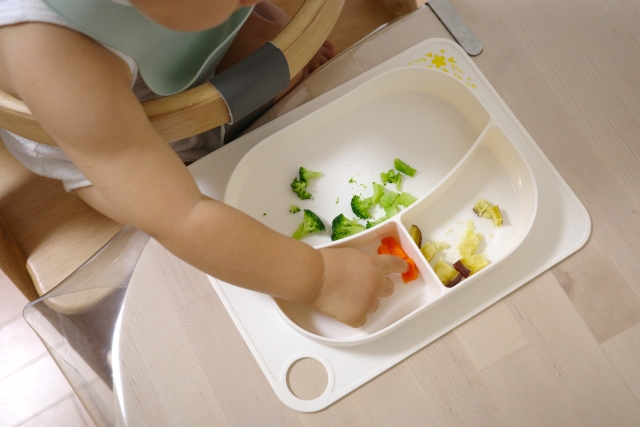 手づかみ食べの子ども